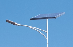 华可路灯剖析太阳能路灯抗风系统的两大设计