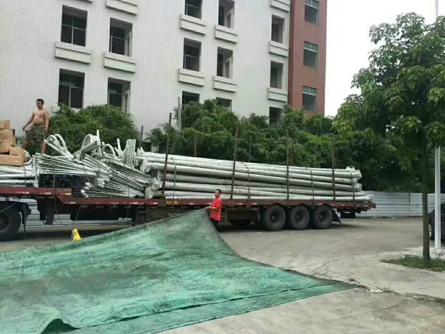 【华可路灯案例】甘肃200套农村led太阳能路灯发整车！